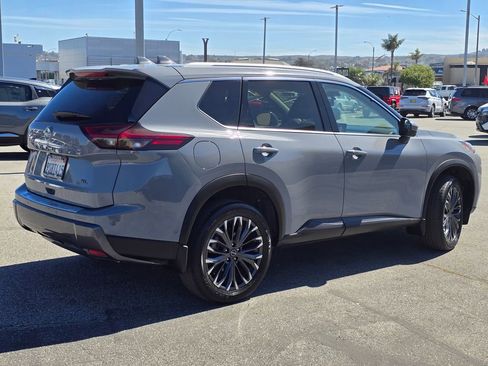 Used 2025 Nissan Rogue SL w/ Tech Package FWD image 4