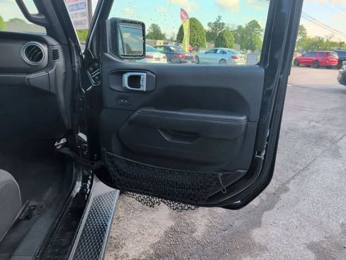 Used 2018 Jeep Wrangler Unlimited Sahara w/ LED Lighting Group AWD/4WD image 12