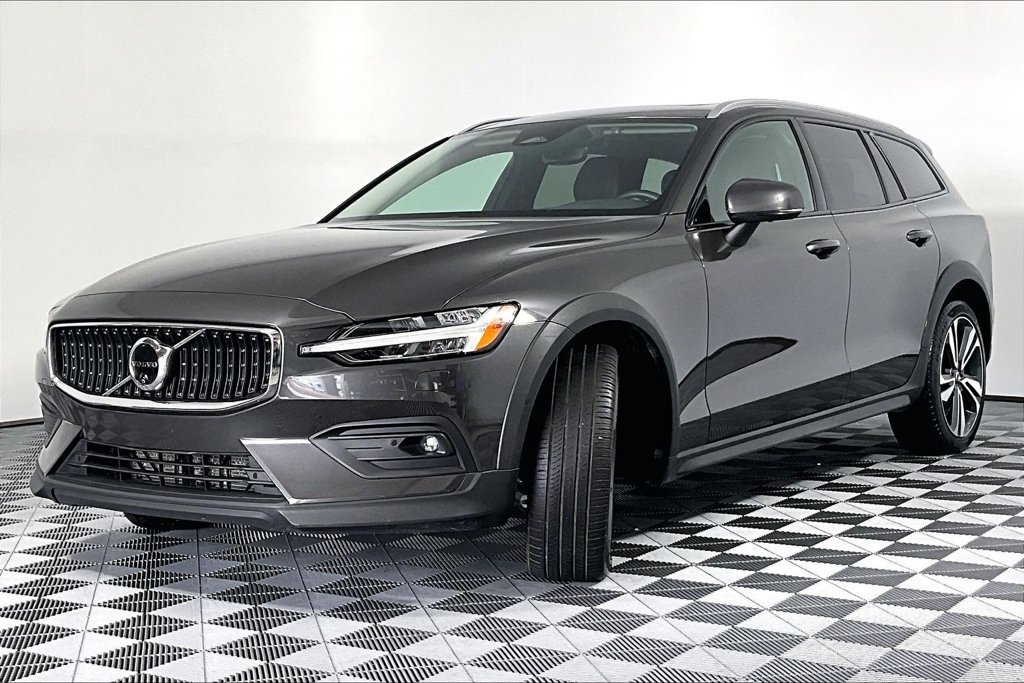 Used 2025 Volvo V60 B5 Cross Country Plus AWD/4WD image 2