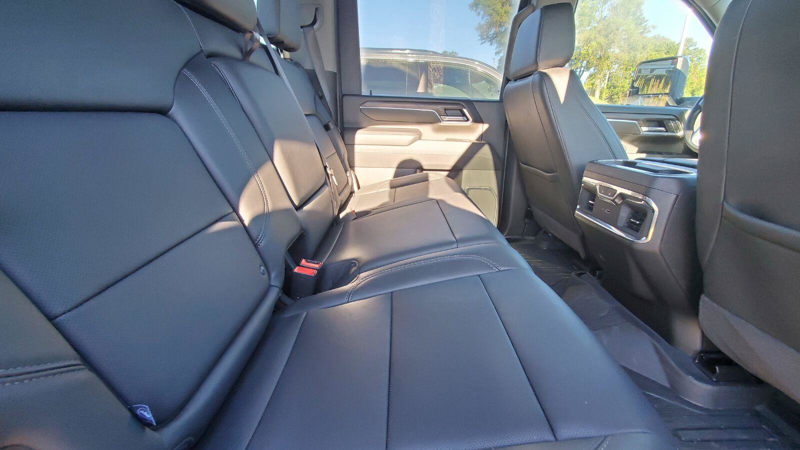 Used 2025 GMC Sierra 2500 SLT w/ SLT Premium Package AWD/4WD image 6