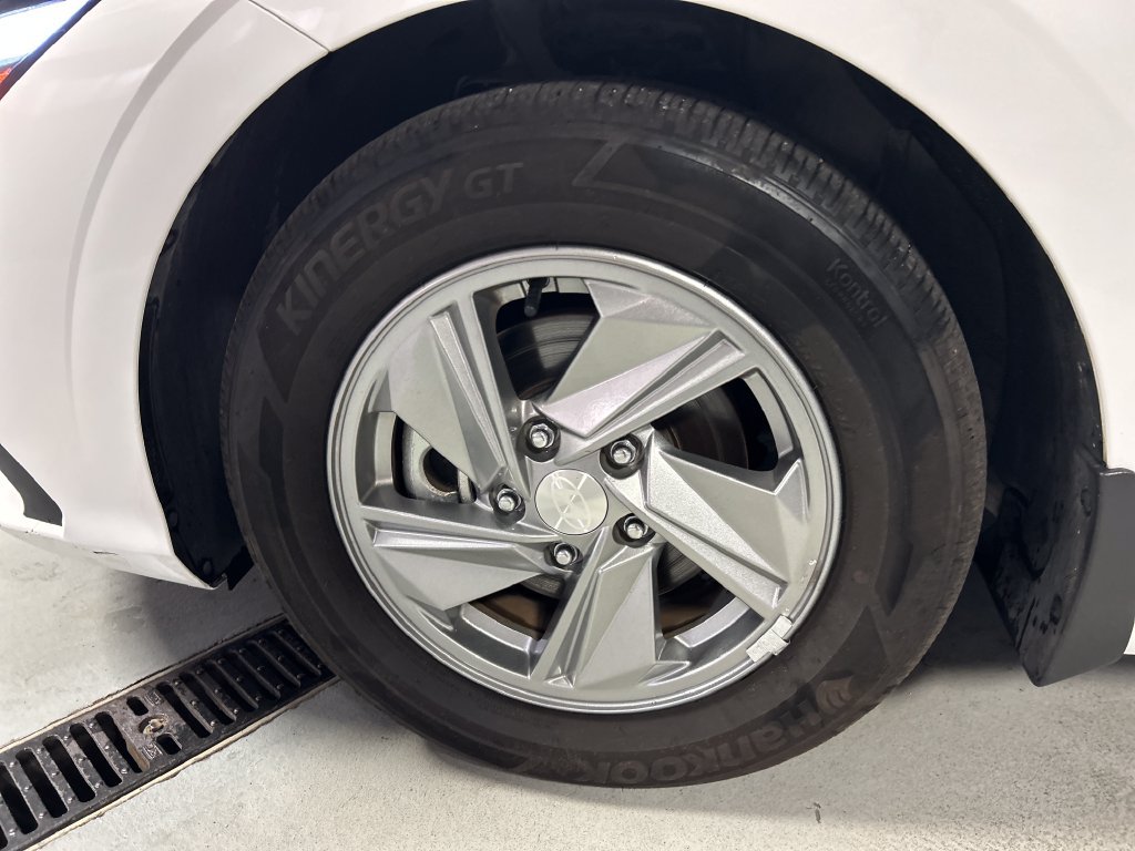 Used 2025 Hyundai Elantra SE FWD image 9