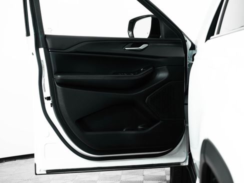 Used 2024 Jeep Grand Cherokee L Altitude image 14