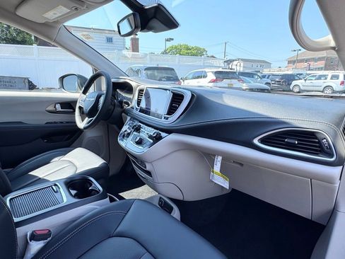 Used 2023 Chrysler Pacifica Touring-L FWD image 18