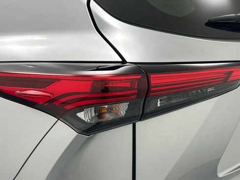 Used 2022 Toyota Highlander XLE AWD/4WD image 22