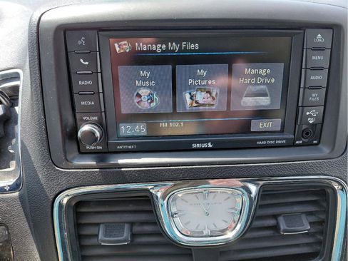 Used 2015 Chrysler Town & Country Touring FWD image 33