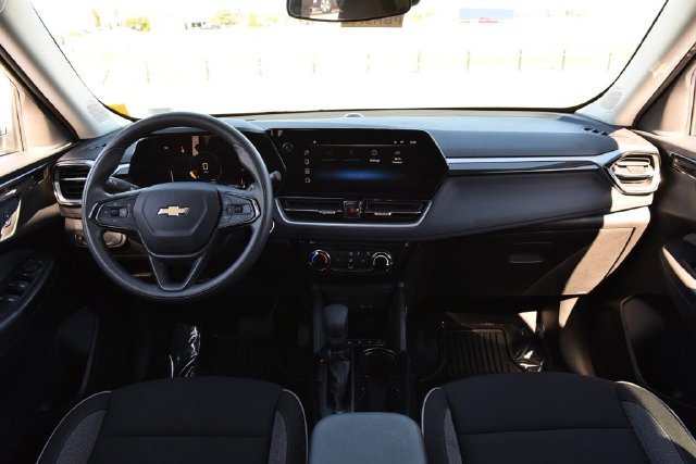 Used 2025 Chevrolet TrailBlazer LT AWD/4WD image 7