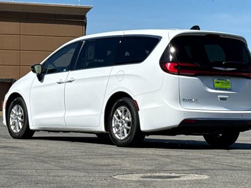 Used 2024 Chrysler Pacifica Touring-L FWD image 3