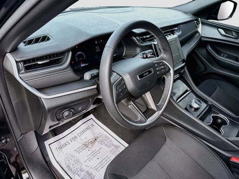 Used 2025 Jeep Grand Cherokee Laredo RWD image 10