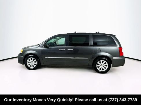Used 2016 Chrysler Town & Country Touring w/ Driver Convenience Group FWD image 4