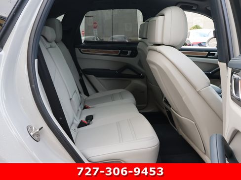 Used 2022 Porsche Cayenne AWD/4WD image 19