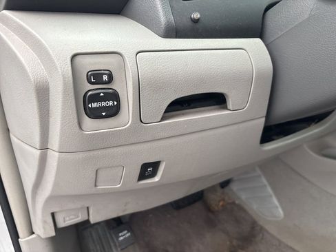 Used 2011 Toyota Camry LE image 17