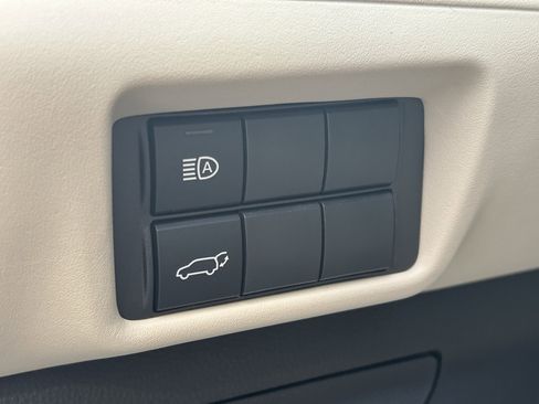 Used 2025 Toyota Highlander XLE image 16