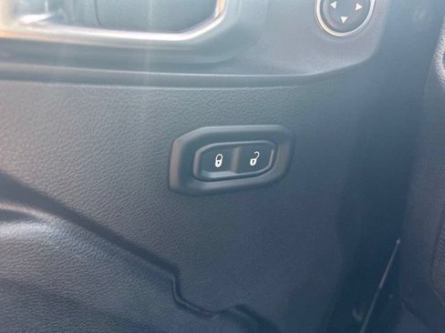 Used 2018 Jeep Wrangler Unlimited Sport S AWD/4WD image 17