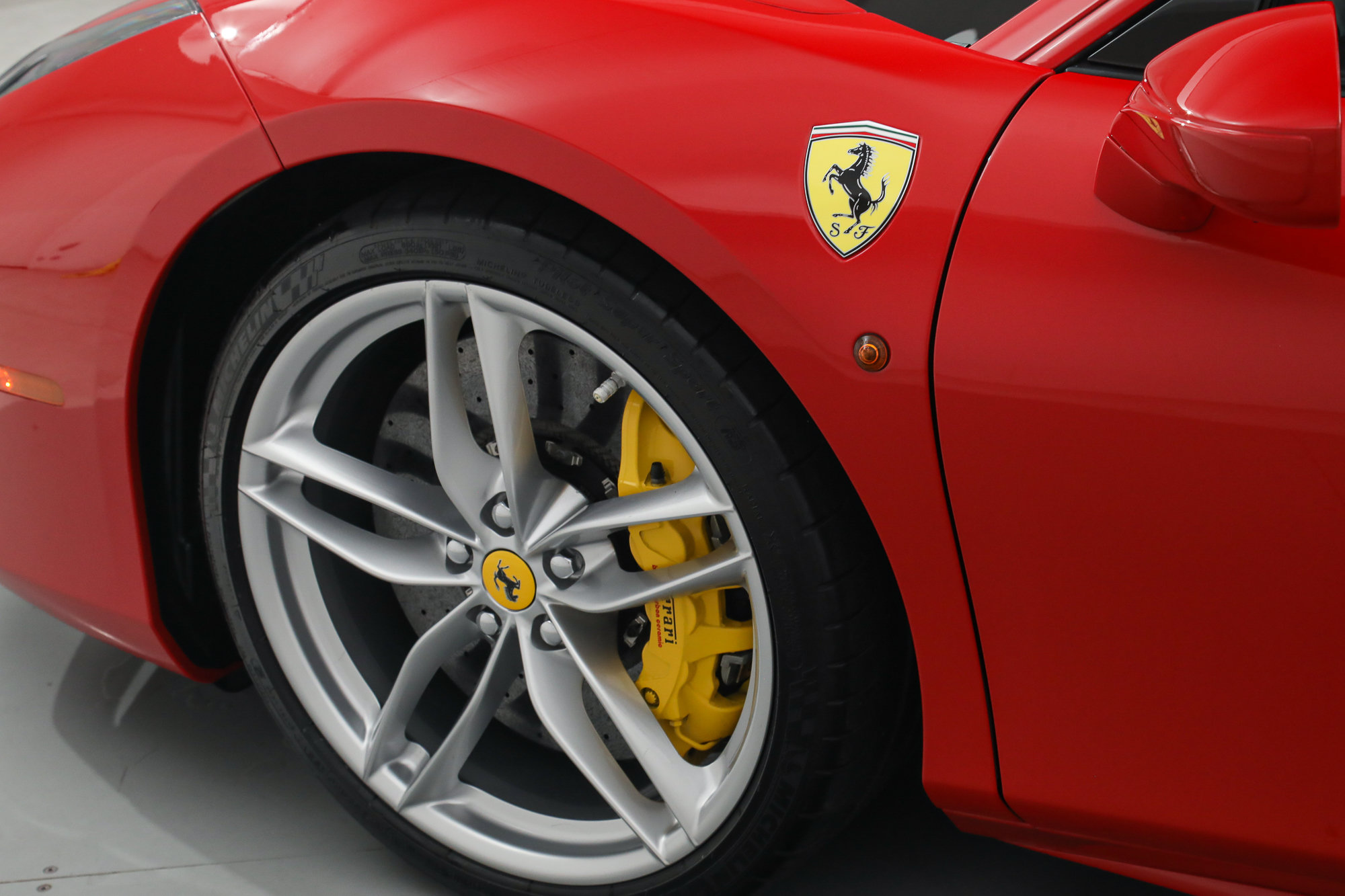 Used 2018 Ferrari 488 GTB RWD image 15