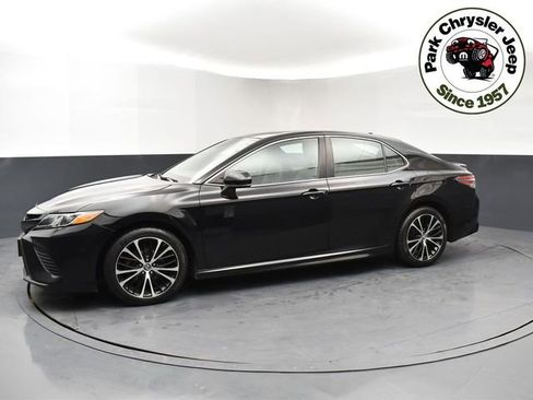 Used 2019 Toyota Camry SE image 3