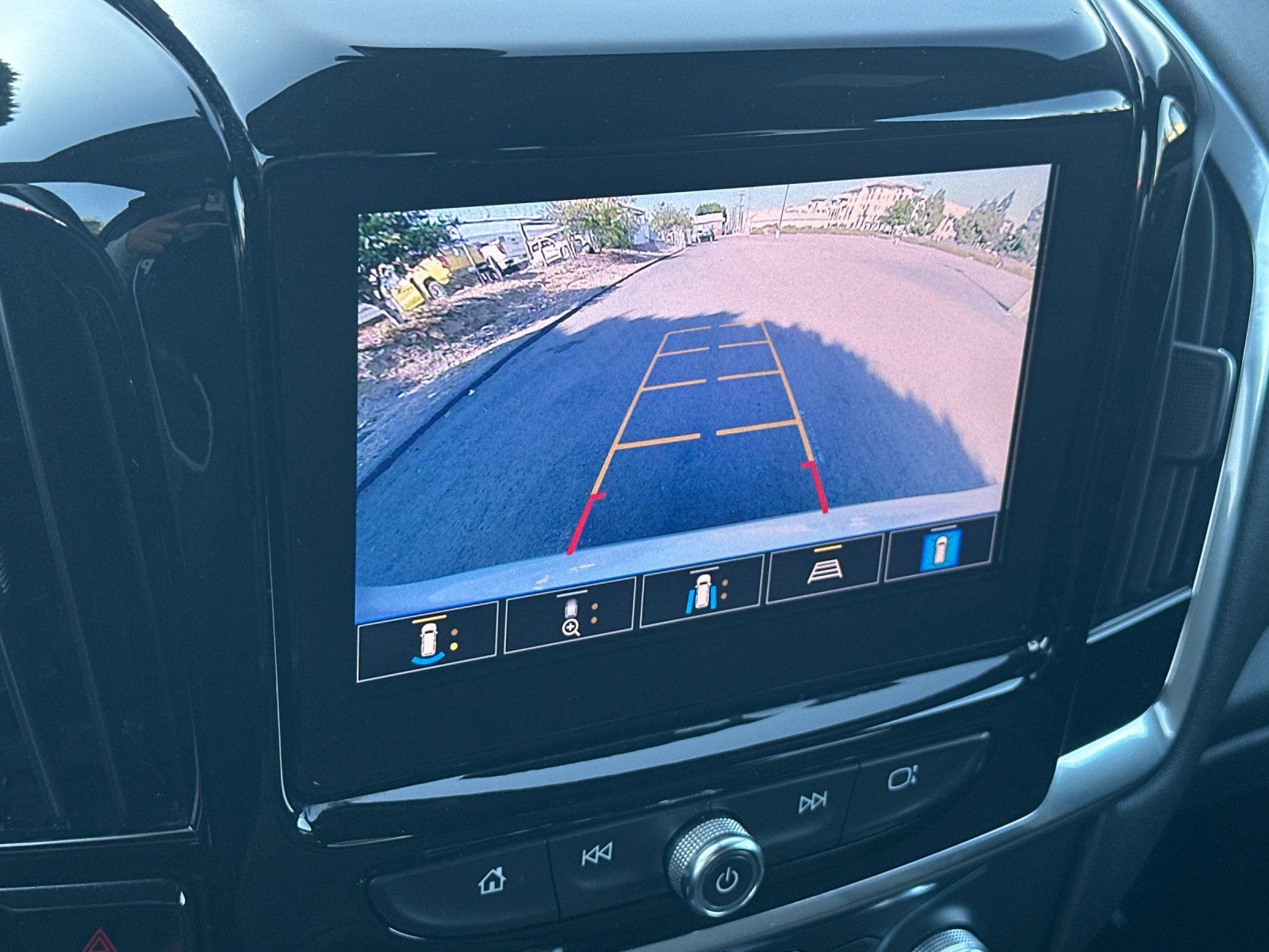 Used 2022 Chevrolet Traverse LT FWD image 19