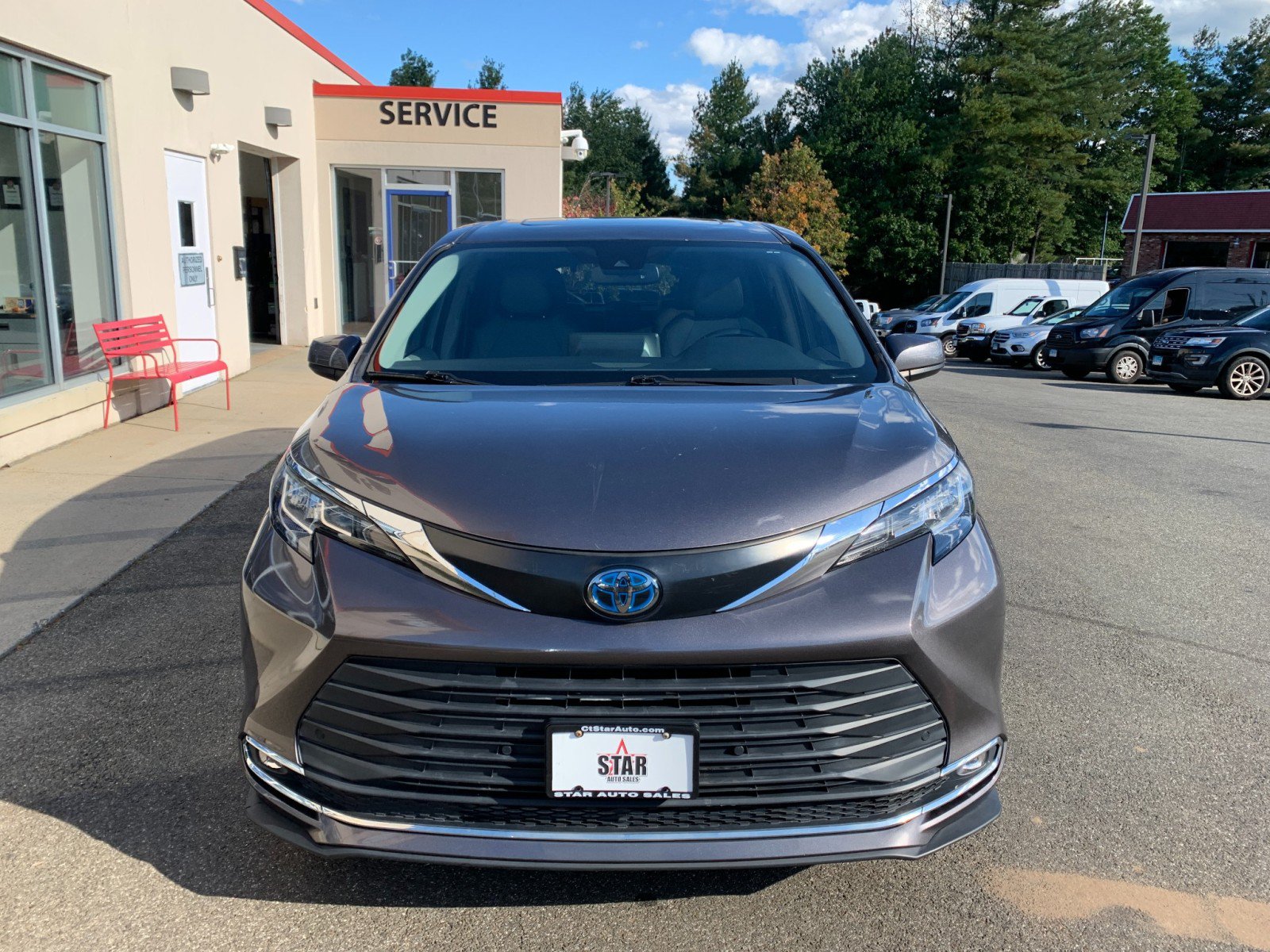 Used 2022 Toyota Sienna XLE AWD/4WD image 2