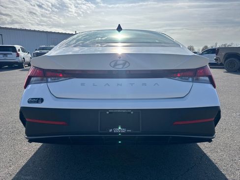 Used 2024 Hyundai Elantra SEL image 5