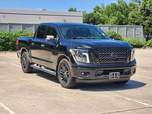 Used 2019 Nissan Titan SV w/ SV Convenience Package RWD image 3