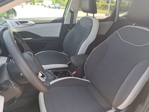 New 2026 Volkswagen Taos SE FWD image 14