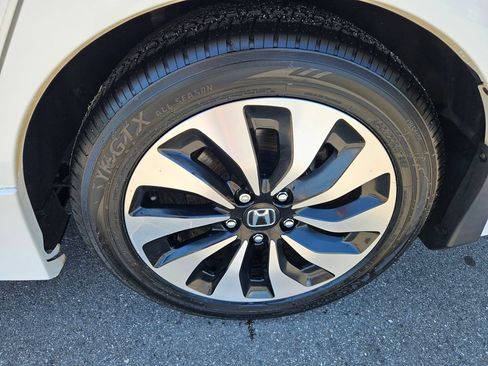 Used 2017 Honda Accord Touring image 9