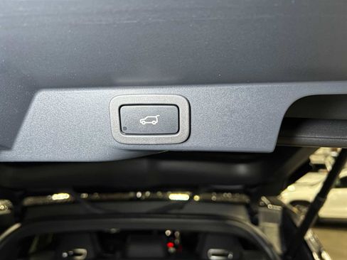 Used 2021 Land Rover Range Rover Sport SVR Carbon Edition image 17