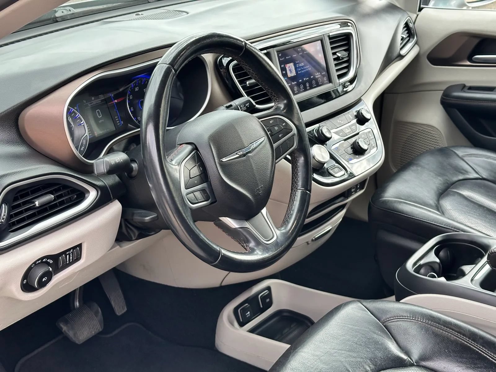 Used 2018 Chrysler Pacifica Touring-L FWD image 10