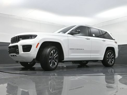 Used 2023 Jeep Grand Cherokee Overland AWD/4WD image 33