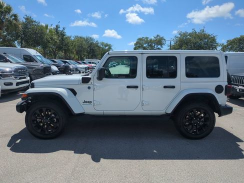 Used 2025 Jeep Wrangler Unlimited Sahara AWD/4WD image 9