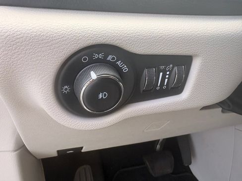 Used 2023 Chrysler Pacifica Limited FWD image 13