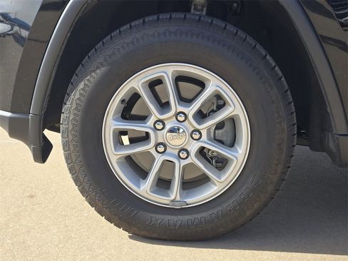 Used 2020 Jeep Grand Cherokee Laredo image 27