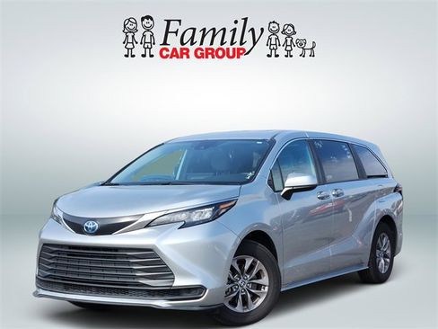 Certified 2025 Toyota Sienna LE image 1