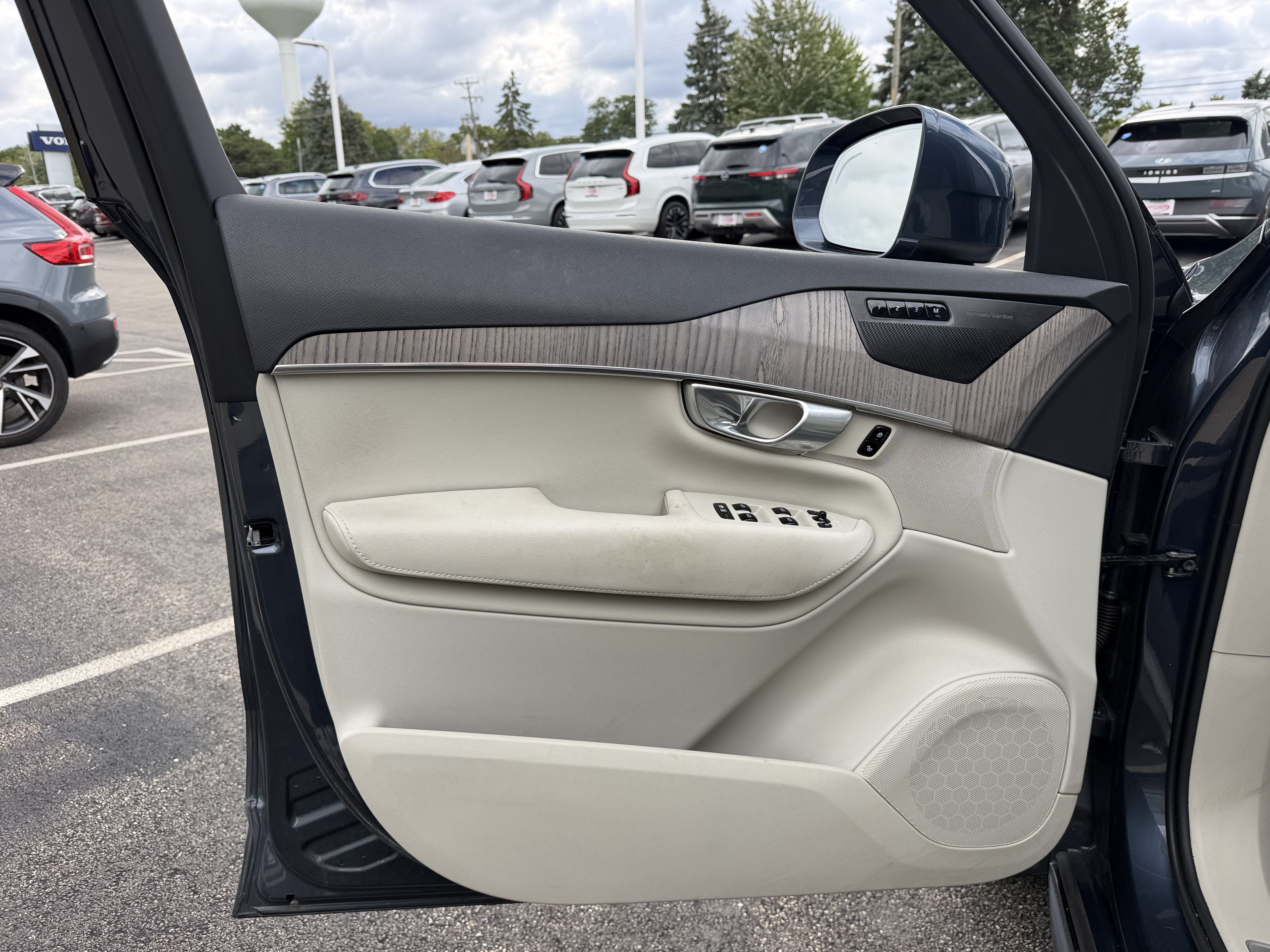 Used 2024 Volvo XC90 B6 Plus w/ Protection Package Premier AWD/4WD image 7