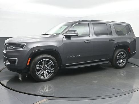 Used 2025 Jeep Wagoneer 4WD image 2
