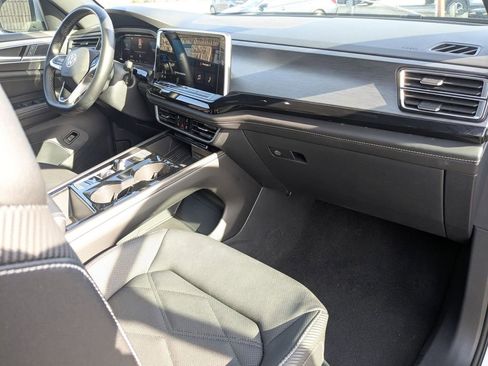 Used 2025 Volkswagen Atlas Cross Sport SE image 31