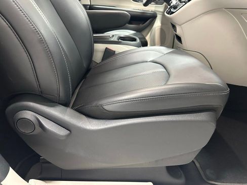 Used 2023 Chrysler Pacifica Touring-L image 58