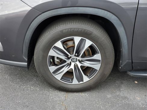 Used 2023 Toyota Highlander XLE image 7