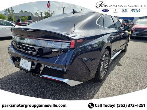 New 2025 Hyundai Sonata Limited FWD image 3