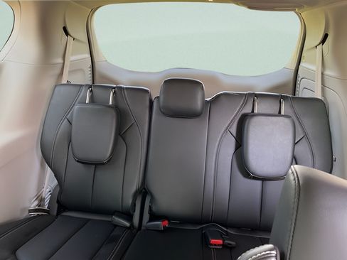 Used 2024 Chrysler Pacifica Limited FWD image 5