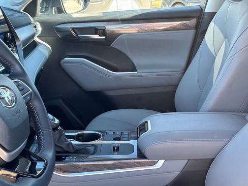 Certified 2025 Toyota Highlander Limited image 12