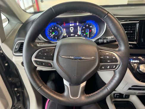 Used 2020 Chrysler Pacifica Touring-L Plus image 26