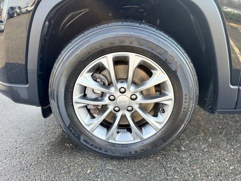 Used 2020 Jeep Cherokee Latitude Plus w/ Cold Weather Group image 3