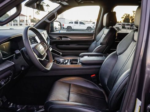 Certified 2024 Jeep Wagoneer L Series II w/ Flexible Seating Group image 18