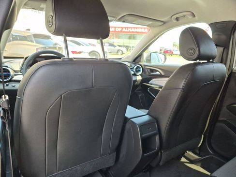 Used 2025 Chevrolet Trax LT FWD image 24