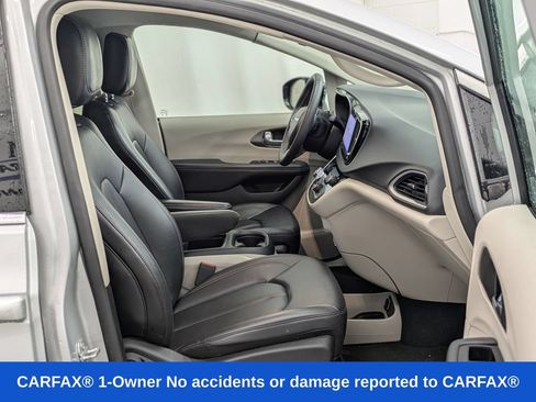 Used 2024 Chrysler Pacifica Touring-L FWD image 16