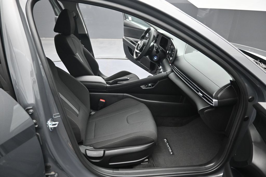 Used 2025 Hyundai Elantra SE FWD image 30