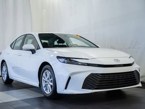 Used 2025 Toyota Camry LE image 1