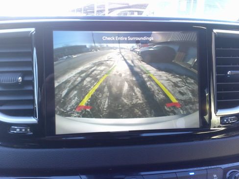 Used 2024 Chrysler Pacifica Touring-L image 25