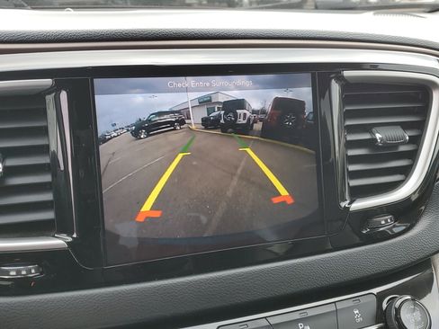 Used 2018 Chrysler Pacifica Touring-L w/ Premium Audio Group image 28