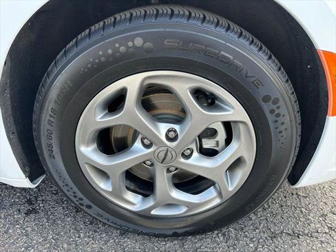 Certified 2023 Chrysler Pacifica Limited FWD image 35